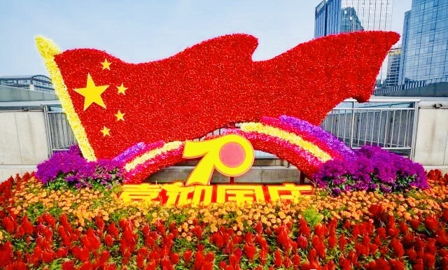 "这一天一年年走过,走来一个万象更新的中国.