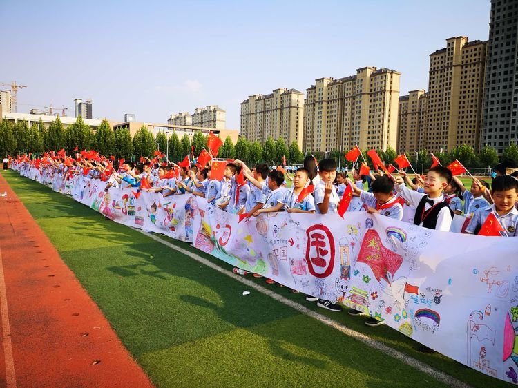 临颍:这所学校500多名孩子,共同绘画百米长卷祝福祖国