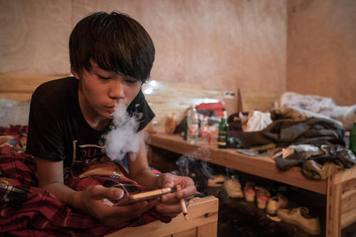 第五种:宿舍抽烟的人现如今,大学生中抽烟的比例越来越高,而宿舍则是