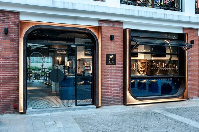 老码头广场及倾月主门口手工啤酒酒吧及可开启窗台走进主入口来到手工