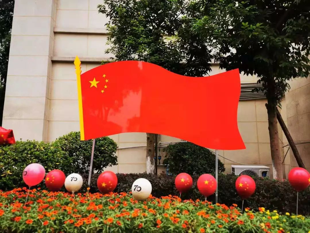 背景墙前合影▲市民在作孚广场与国旗合影▲市民在滨江路与国旗合影
