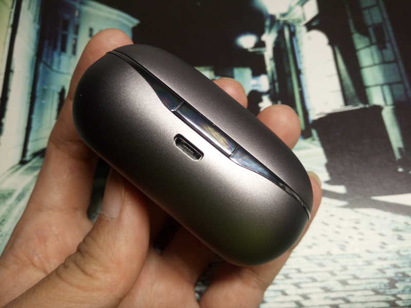 包装盒里有无线耳机中基本的配件:昂达airsolo蓝牙无线耳机,充电仓,耳