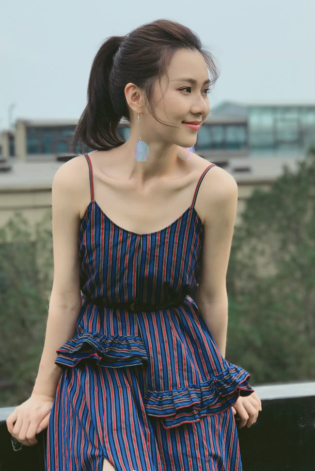 原创微微里最不讨喜的小雨妖妖戏外穿条纹花边裙清纯似校花