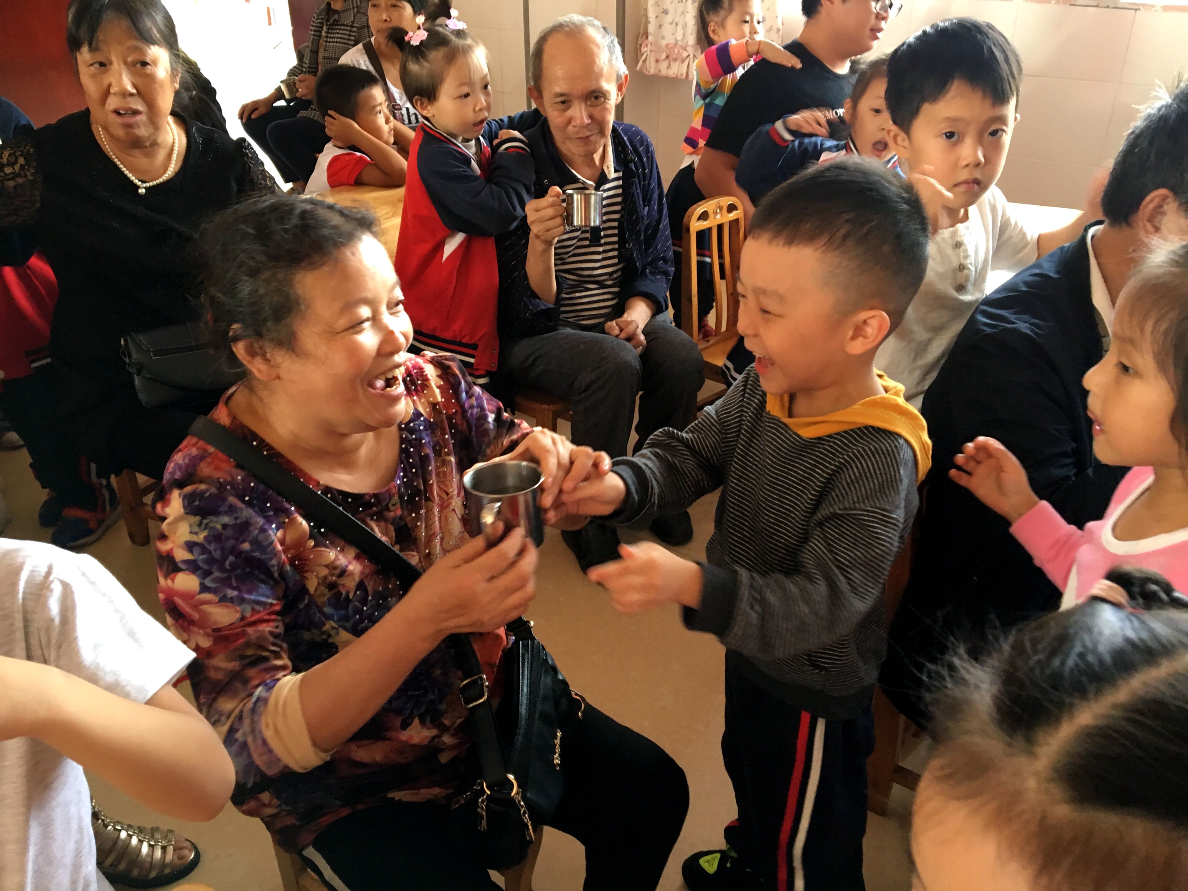 浓浓敬老情江安贝贝幼儿园举行重阳节主题教育活动