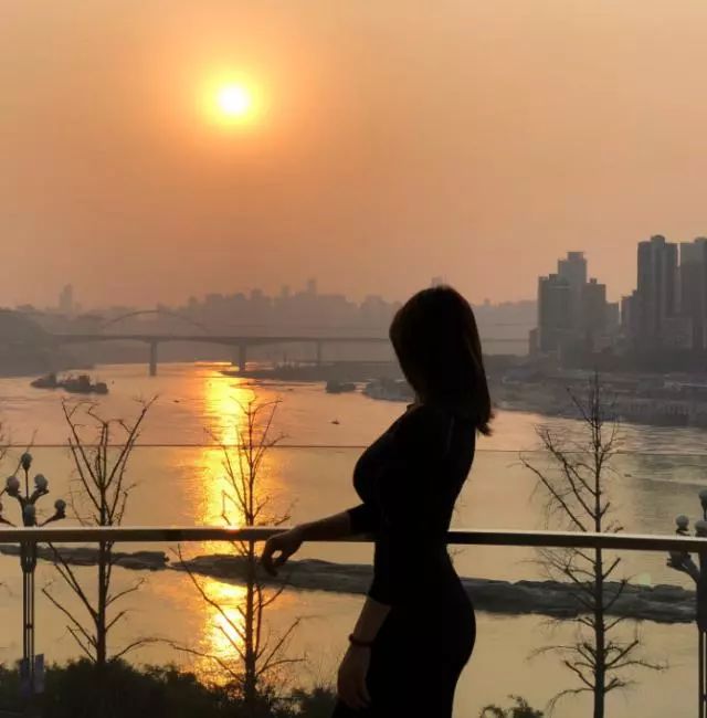 体校毕业女学生疯狂健身塑形沙漏型身材惹人羡慕