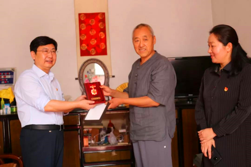 商丘市委常委组织部长罗军到宁陵县看望慰问老党员和离退休干部