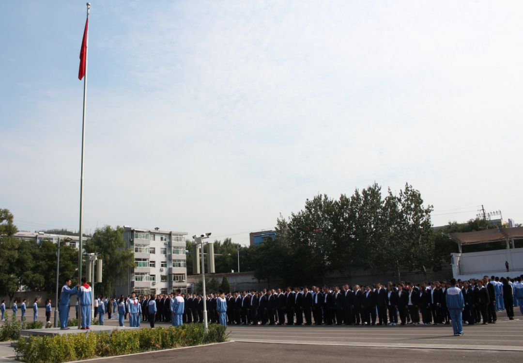 离石区纪委监委干部与江阴初中师生同升国旗