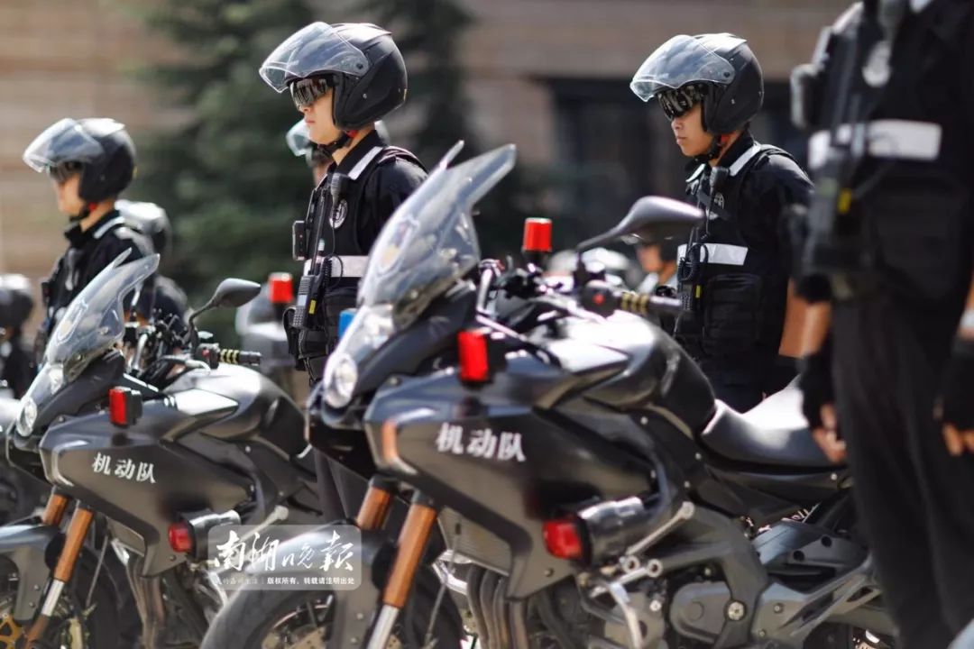 勤务车辆及所喷涂外观颜色及ptu标识,队员携带统一装备,实行每日一