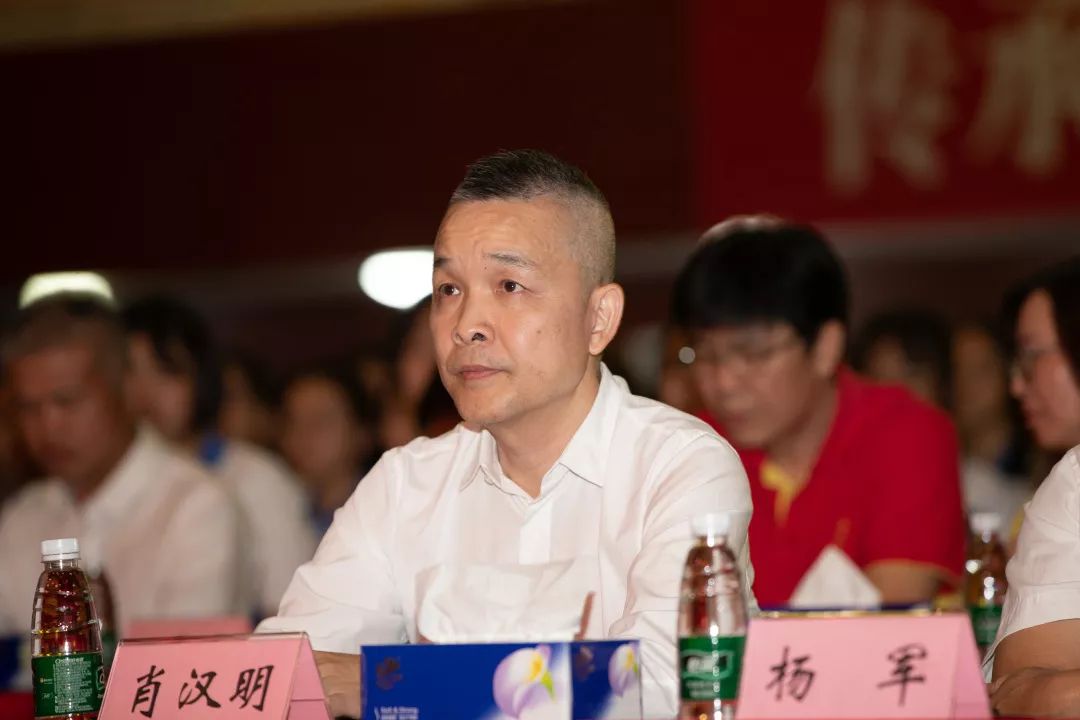 先生莅临晚会现场观礼,标特汽车(集团)有限公司执行董事张锦雄先生,标