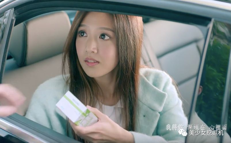 夏娣亚的美貌在广告里很亮眼,尤其是忽闪忽闪的大眼睛.