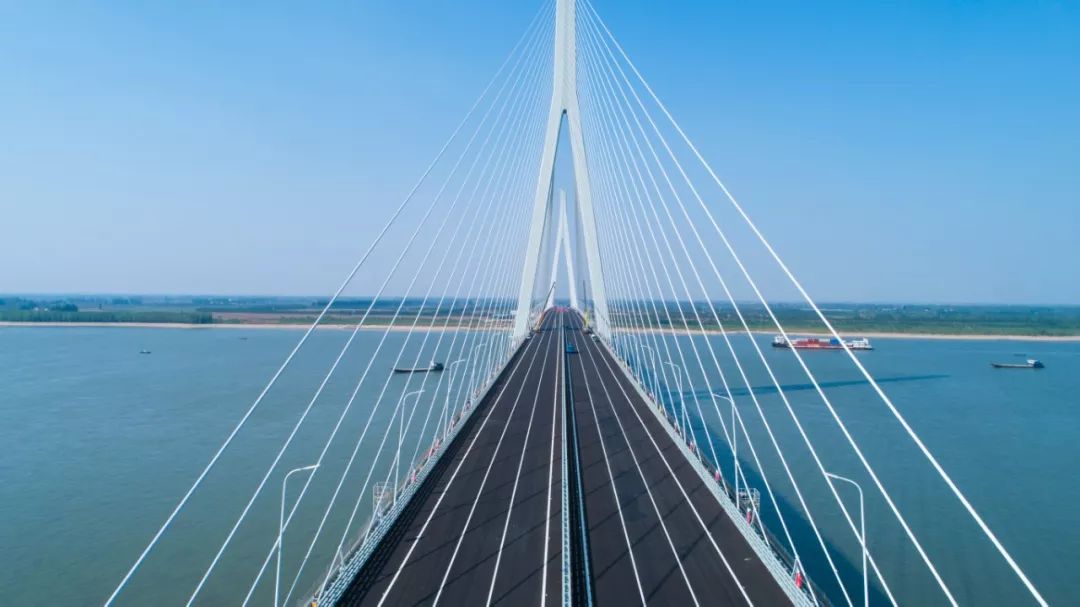 5米,为双塔斜拉桥结构,南岸桥塔高234米,北岸桥塔高232米,主桥单孔