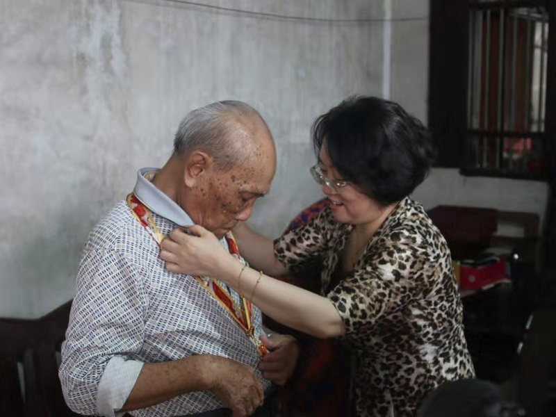 省委组织部李映旭副部长到我镇慰问建国前入党的离退休党员