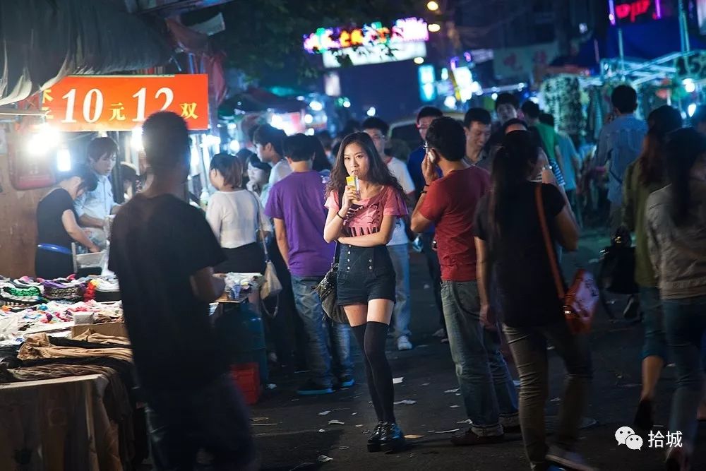 即将拆迁改造的舟山东路,一个女孩一边喝饮料一边逛夜市