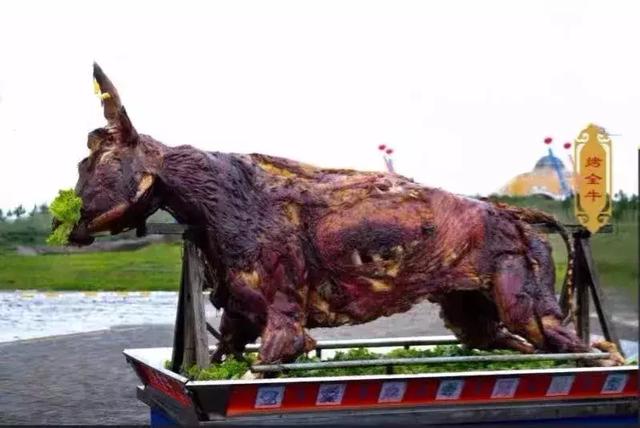 73烤全牛诈马宴,被誉为大草原上的奢华宫廷第一宴,烤全牛肉色泽鲜艳