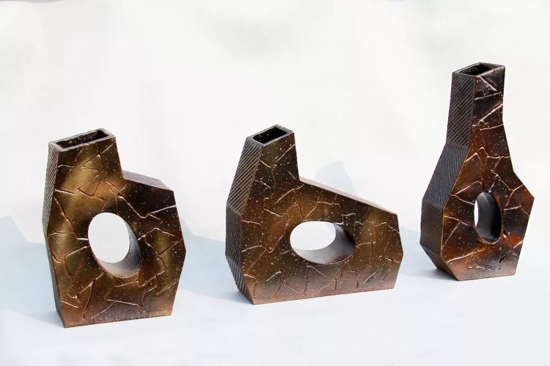 王悦近期创作了一组几何造型的抽象陶塑,共三件,她给这组作品取名为