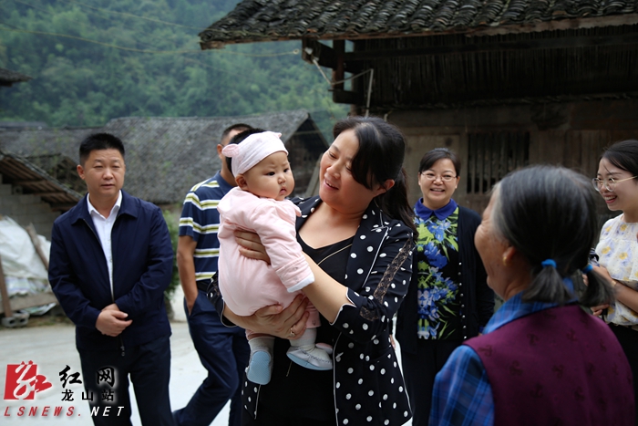 在农村危房改造户向光春家中走访在刘大姐食品公司考察了解洗车河霉