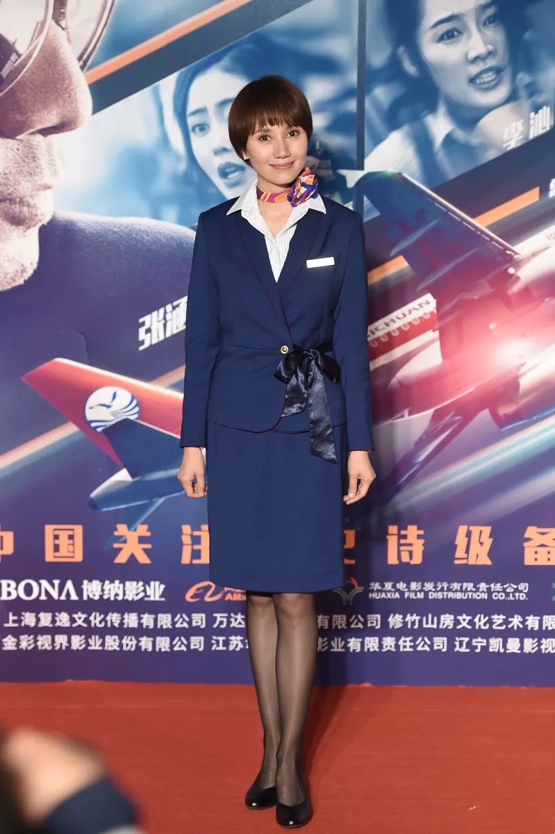 搭配黑丝袜与圆头高跟鞋,这样低调有质感的穿搭,也非常适合袁泉那种与