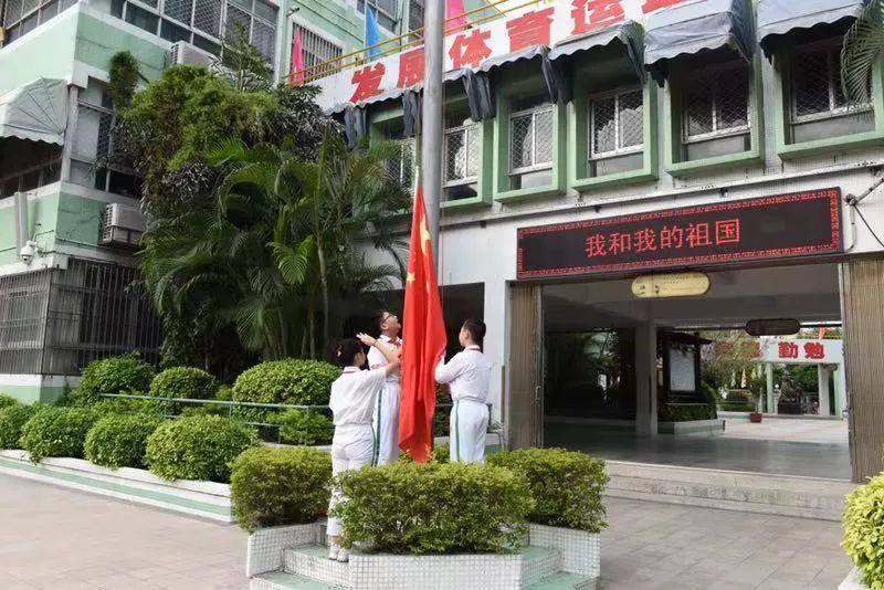 绿茵小学师生唱响《我和我的祖国》