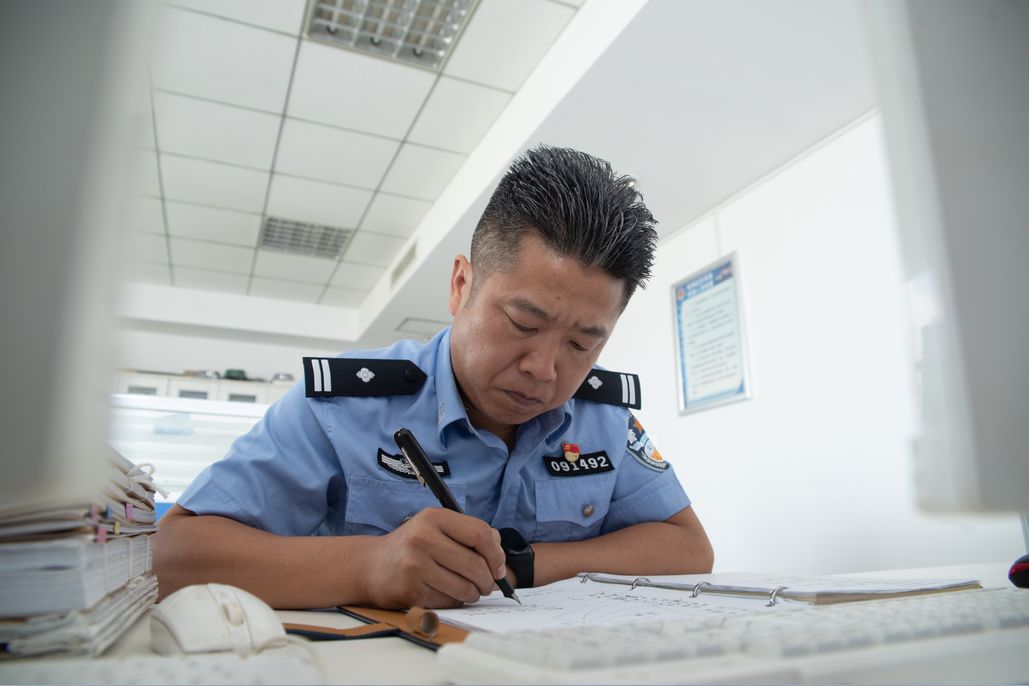 榜样在身边|罗建波:绝不让犯罪嫌疑人逍遥法外_利川市