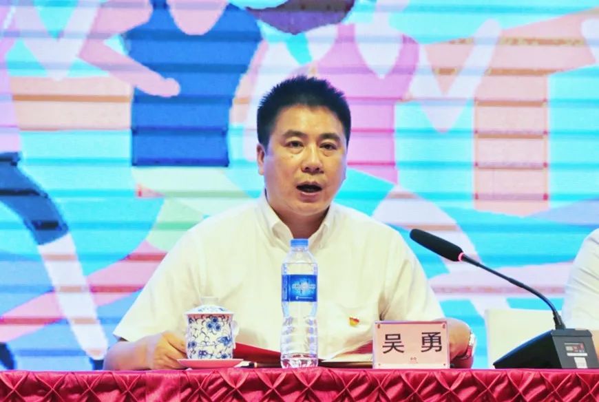 吉首市人民政府副市长谢党主持发布会.