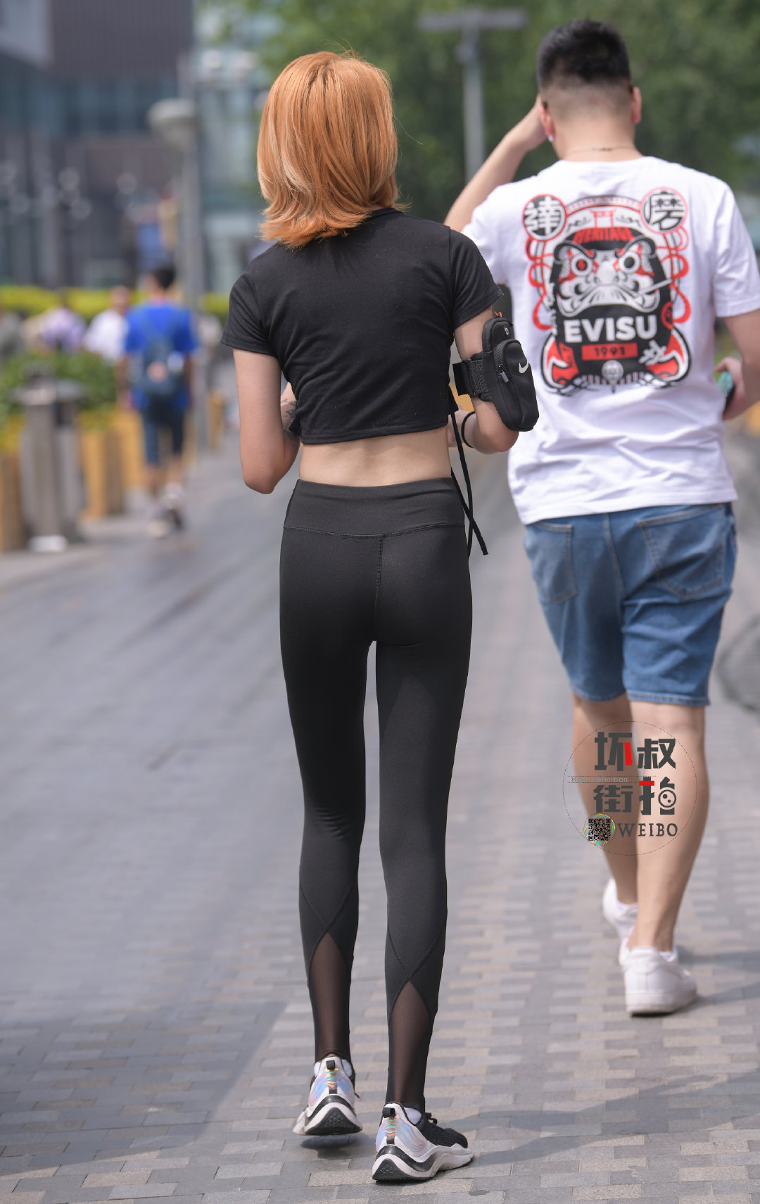 清瘦小姐姐穿上黑色瑜伽裤,秒变圆规腿