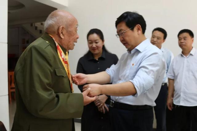 【聚焦】商丘市委常委,组织部长罗军到宁陵县看望慰问老党员和离退休