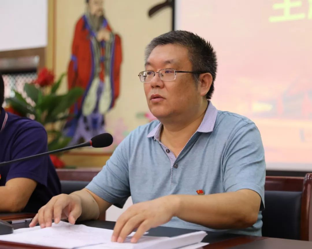 会议首先由东升二中党委书记,校长胡承勇带领与会人员重温入党誓词.