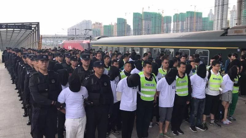 打击刑事犯罪活动现场勘查五林县告土匪缴枪宣判烟毒犯大会一把手电筒