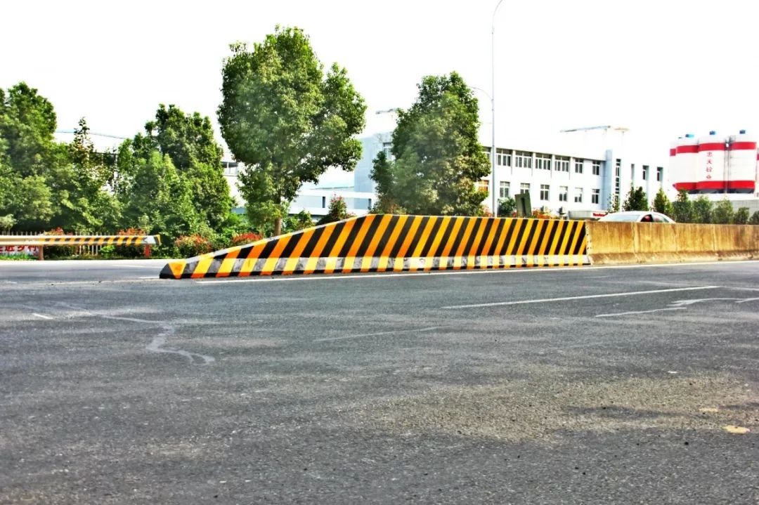 天长公路颜值飙升营造浓厚氛围迎大庆