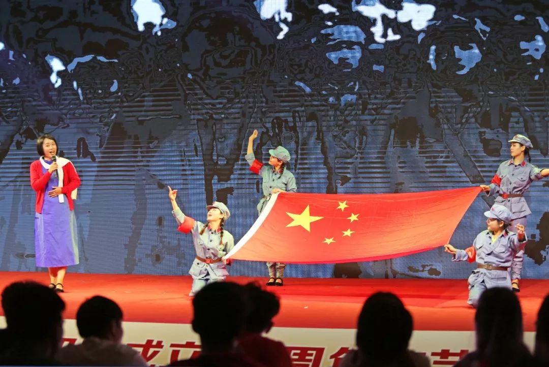 歌伴舞《绣红旗》整场晚会近2个小时在大合唱《歌唱祖国》中结束