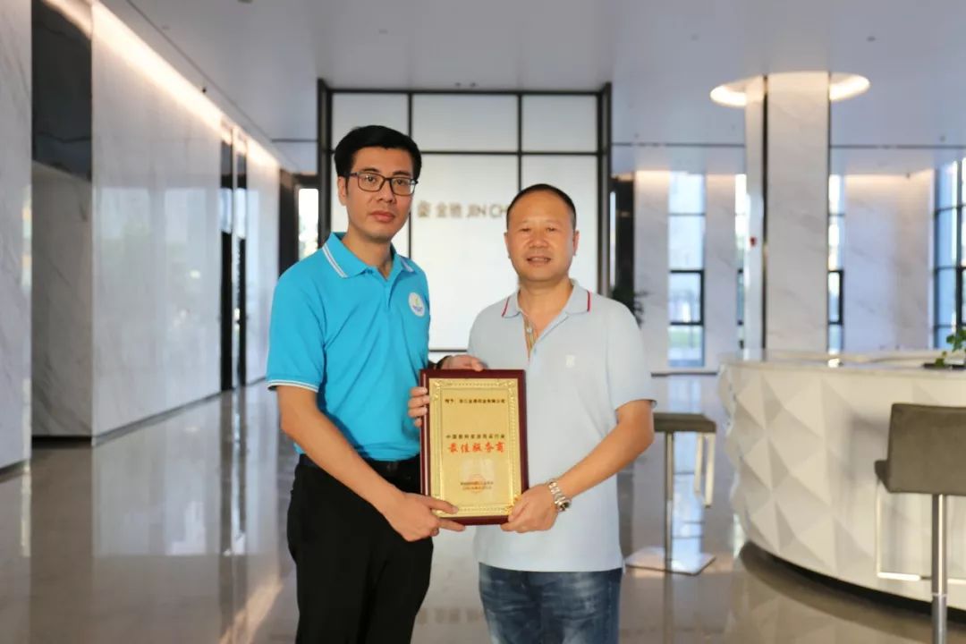 专委会梁家杰常务副会长兼秘书长向专委会特邀副会长·浙江金燕朱余品