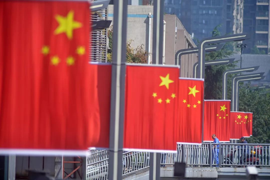 万幅国旗飘,最美中国红,成都街头最美的风景线!