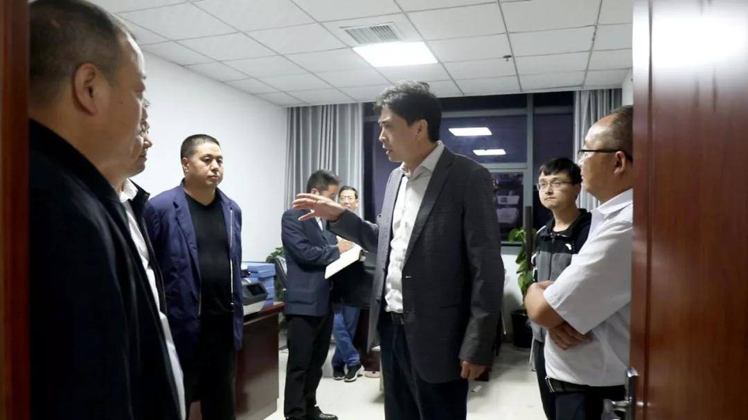 吴大林深夜带队检查脱贫攻坚工作