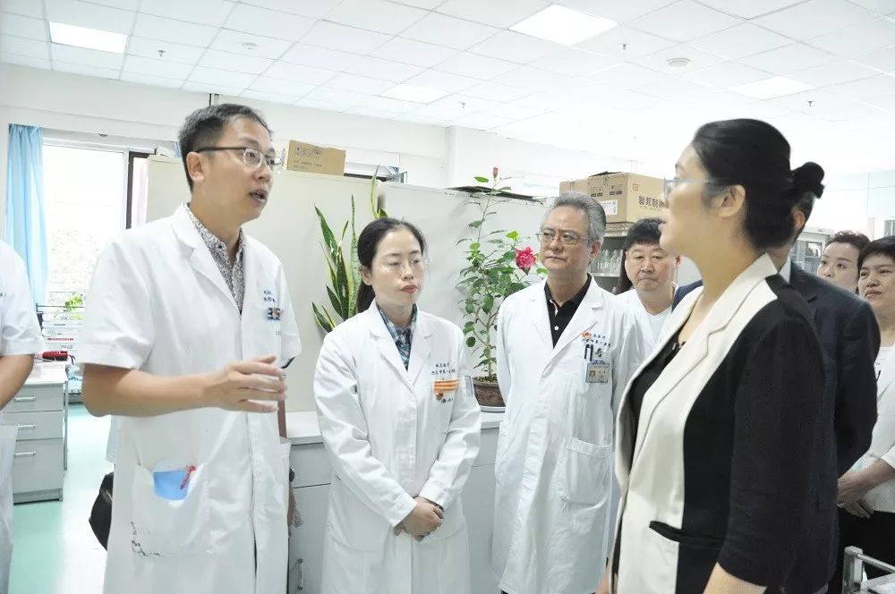 市政府时燕副市长市卫健委领导来我院走访慰问老专家并进行安全生产大