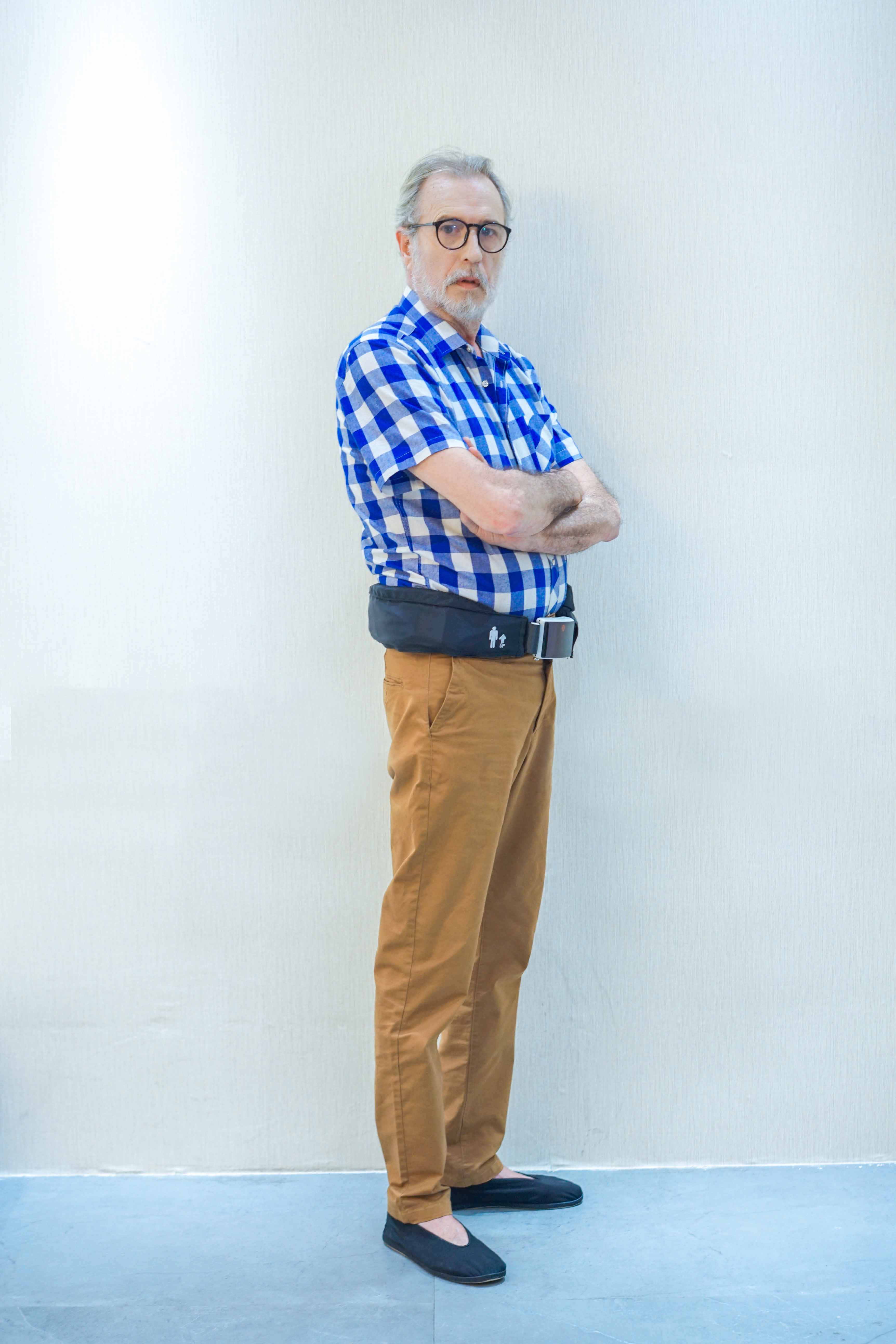 智能气囊防护腰带有效的保护老人家来看外国老爷爷也惊叹的中国新科技