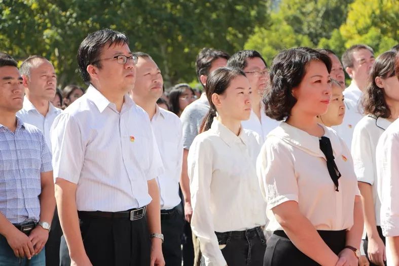 "同升国旗 共唱国歌",滁州第二中学师生和市广播电视台职工向祖国大声