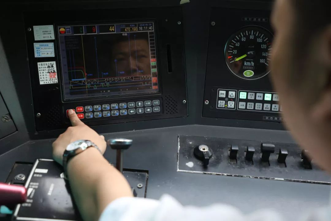 礼赞新中国奋进新时代贾乾峰匠心筑梦驭铁龙