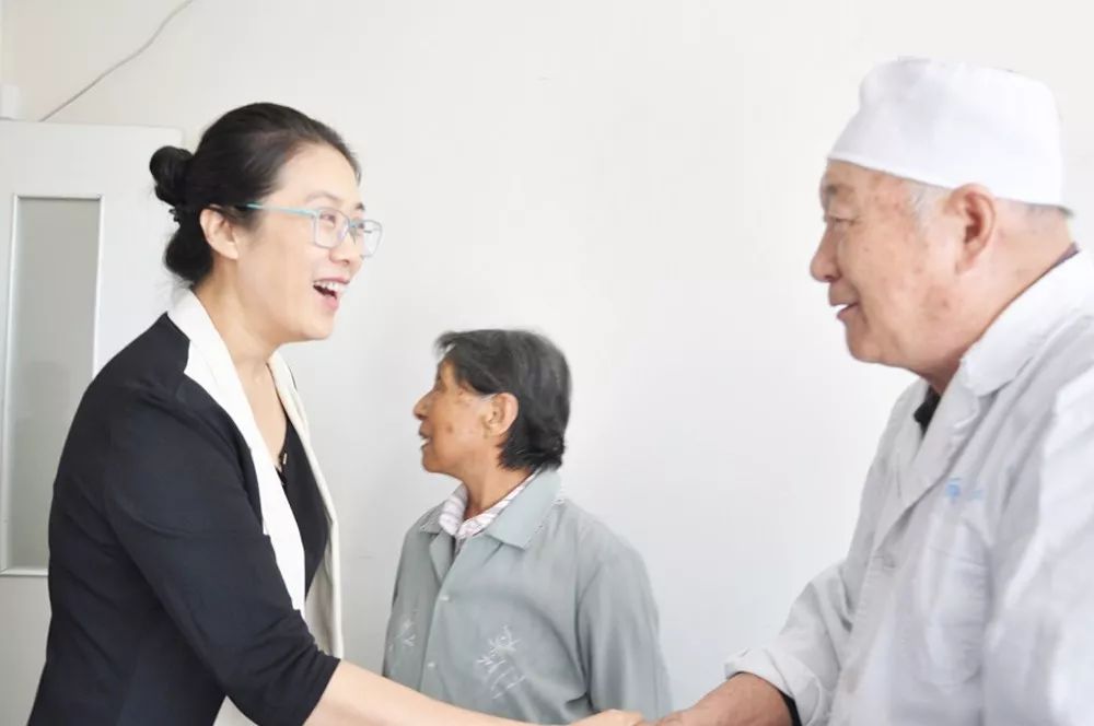 市政府时燕副市长市卫健委领导来我院走访慰问老专家并进行安全生产大