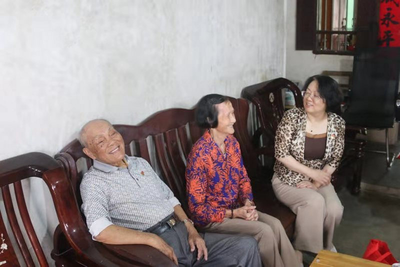 省委组织部李映旭副部长到我镇慰问建国前入党的离退休党员