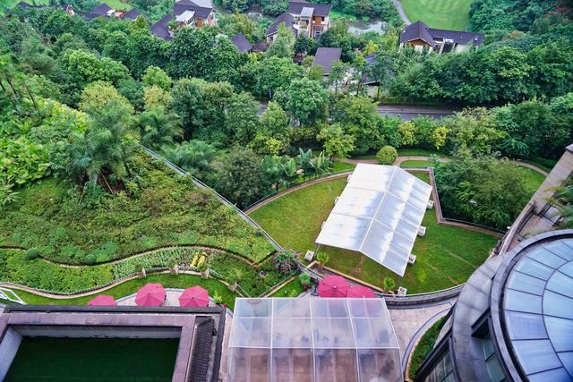 十一来重庆解锁"巴比伦空中花园",楼上是花园树林,楼下是高尔夫球馆