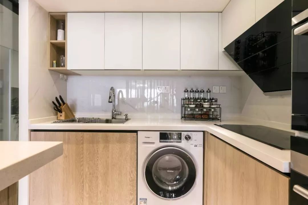 木色橱柜 白色墙面吊柜,简洁舒适的空间,在橱柜下还嵌入了洗衣机