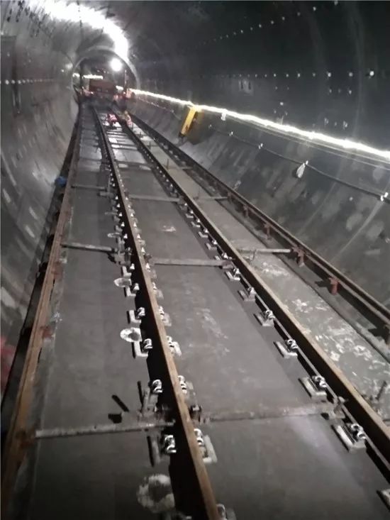 据中铁十五局集团路桥建设有限公司报道,在钢弹簧浮置板道床首件工程