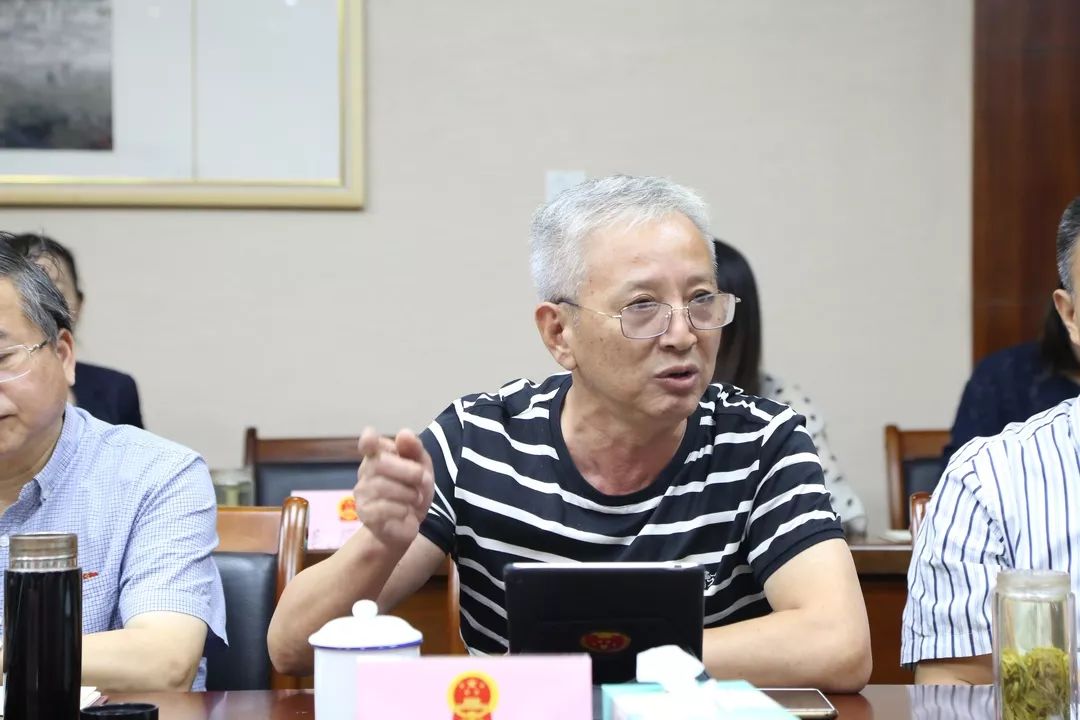 徐海飞受市人民政府委托所作的《关于全域土地综合整治工作情况的报告