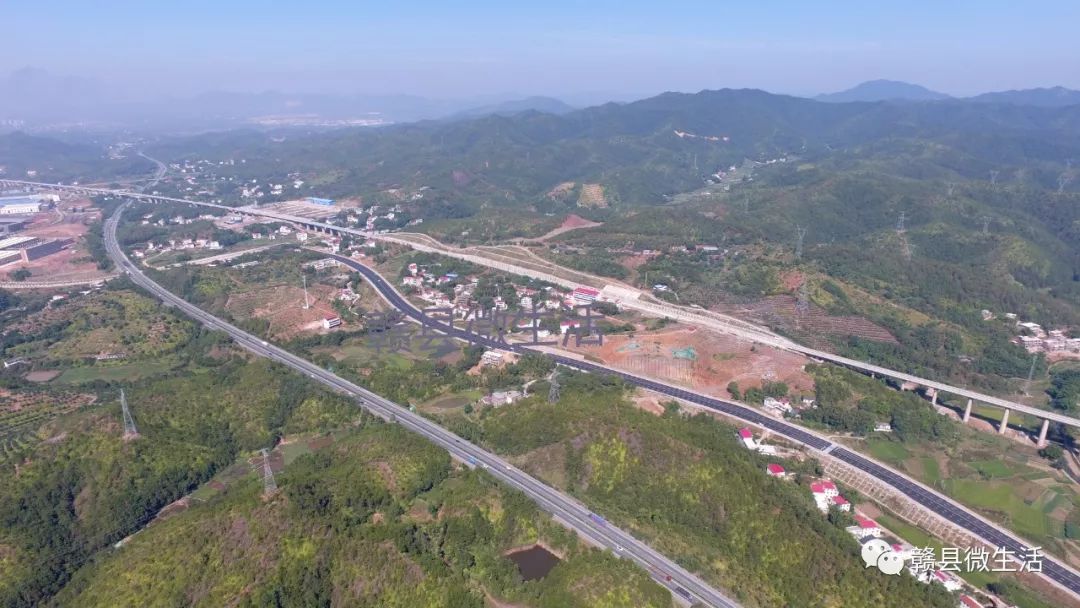 路面宽40米,道路全长320米,为城市主干道,水泥混凝土路面;g323国道