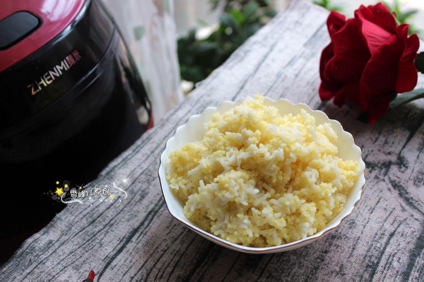 峰儿话语:1,小米属于粗粮类的,如果只用小米蒸饭,口感上会很粗糙,加入