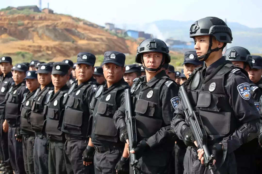 今天带你认识个旧这些酷帅的特警蜀黍谢谢你守护锡都平安