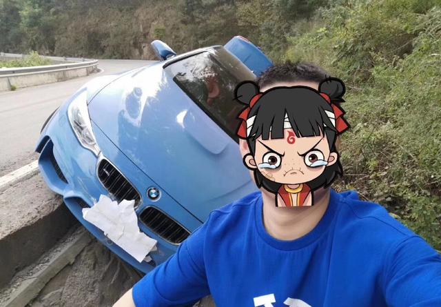 200万的宝马i8开进山沟里摘猕猴桃网友故意开下去垫脚的