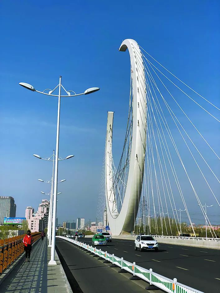 70年赤峰:一城靓丽姿彩_桥北