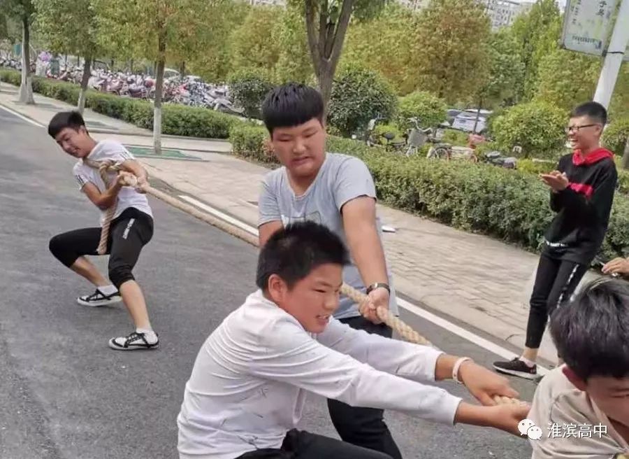 高一二部开展大课间拔河比赛活动掠影_贺体亮