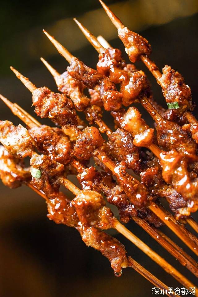 烤牛肉筋湘西小串有三宝,牛油黄喉掌中宝,口感都是很脆弹的,撒上孜然